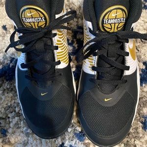 Nike kids Team Hustle basketball shoes. Size 4 youth